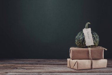 Kelimeler geri dönüştürülmüş kağıtta, ahşap bir masada dekoratif balkabağı ile yapılmış etikette teşekkürler. Çevreye zararsız çevre dostu Şükran Günü konsepti. Yüksek kalite fotoğraf