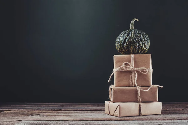 Geschenke Bastelpapier Mit Kürbis Auf Einem Holztisch Verpacken Ökologisches Thanksgiving — Stockfoto