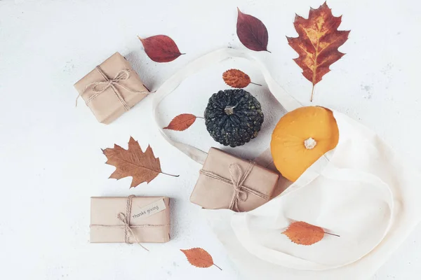 Herbstkürbisse Geschenk Fallendes Laub Umweltfreundlicher Einkaufstasche Isoliert Auf Weißem Hintergrund — Stockfoto