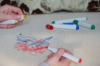 Dokulu bir kumaş yüzeyinde soyut tasarımlar yapmak için kullanılan canlı renklerde kırmızı işaret. Yüzey ışığı dokusu temizlik olarak karmaşık dokuyu gösteriyor. Günlük lekeler konsepti. Yüksek kalite fotoğraf