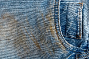 Dikkat çekici lekeleri ve desenleri olan kot pantolonlara yakından bakın. Kumaş, günlük kıyafetlerin günlük ve yıpranmış görünümünü vurguluyor. Rahat kıyafetler için ideal. Günlük lekeler kavramı.