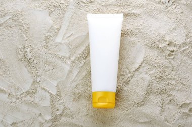 Kumda farklı düzeyde güneş kremi var. Çevreye duyarlı, sürdürülebilirlik kavramı. Üst Manzara. Yüksek kalite fotoğraf