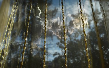 Perdenin arkasından bak