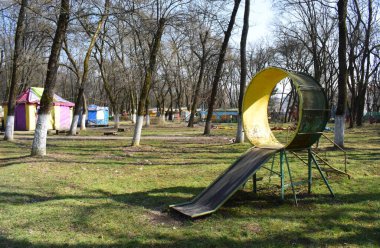 Uzhgorod 'da bir oyun parkında terk edilmiş bir tırmanma çerçevesi.