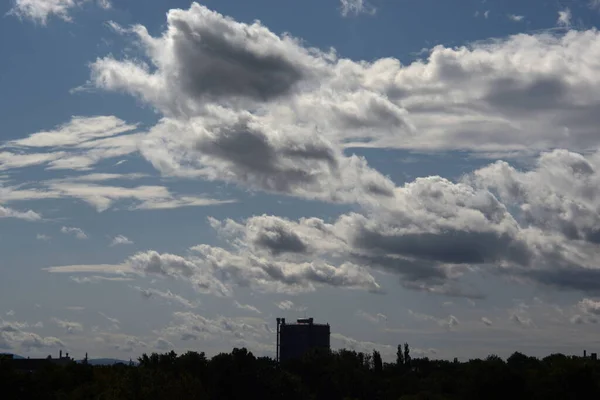 Nuvens Dramáticas Sobre Silhueta Tanque Gás — Fotografia de Stock