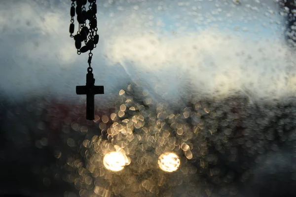 Tespih Haç Islak Pencere Yaklaşan Arabanın Işıkları — Stok fotoğraf
