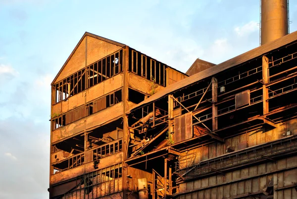 Oude Vervallen Roestige Fabriekshal Fel Zonlicht — Stockfoto