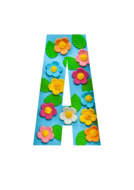 İngiliz alfabesinin A harfleri mavi arkaplandaki çiçeklerden kesilir. Çiçek deseni, mağazalar için doku, satışlar, web siteleri, kartpostallar ve bayram kutlamaları..