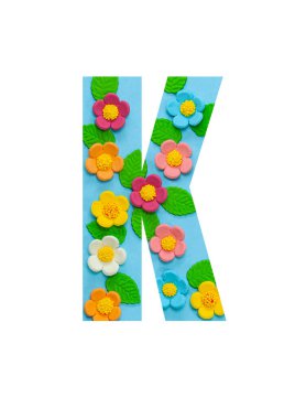 İngiliz alfabesinin K harfleri mavi arkaplandaki çiçeklerden kesilir. Çiçek deseni, mağazalar için doku, satışlar, web siteleri, kartpostallar ve bayram kutlamaları..