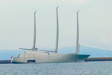 REYKJAVIK, ICELAND - 19 Haziran 2021: Yelkenli Yat A, Rus milyarder Andrey Melnichenko 'ya ait bir yat. Dünyanın en büyük yelkenli yatı.