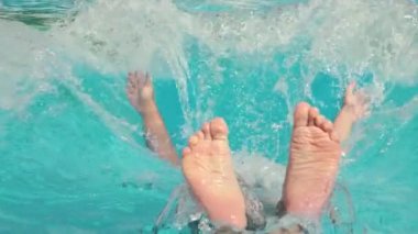 İnsan havuza düşer.