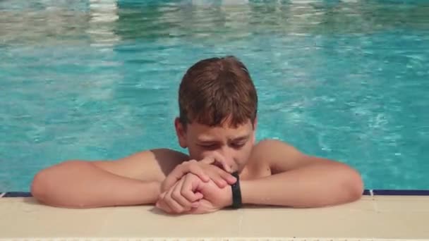 Подросток в бассейне — стоковое видео
