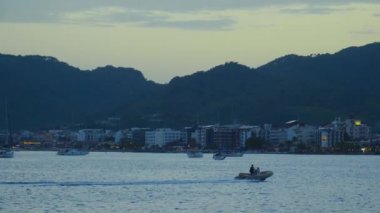 Kenetlenmiş yatlar manzarası