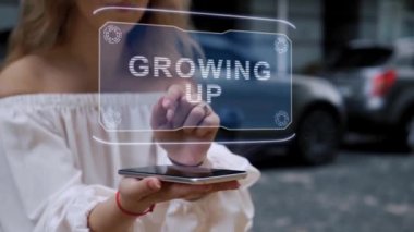 Sarışın, büyüyen HUD hologramıyla etkileşime girer.