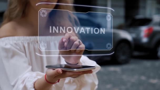 Loira interage holograma HUD Inovação — Vídeo de Stock