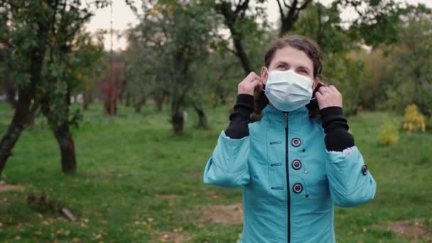 Kobieta zdejmuje maskę — Wideo stockowe
