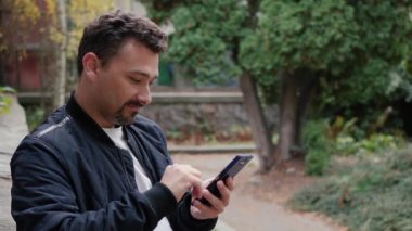 Adam akıllı telefon kullanıyor.