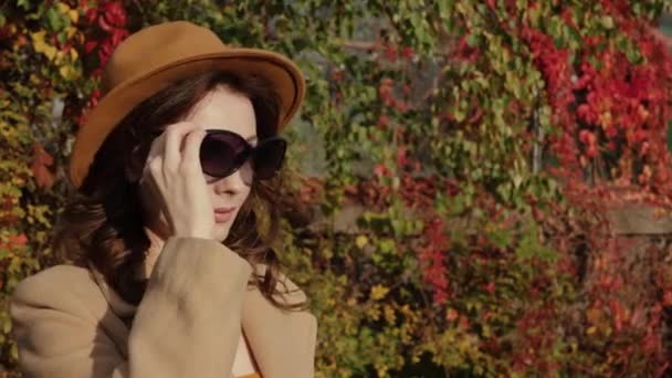 Mujer con sombrero se quita las gafas de sol — Vídeos de Stock
