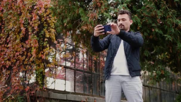 Seorang pria mengambil selfie — Stok Video