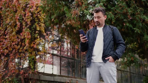 Людина використовує смартфон — стокове відео