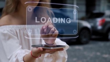 Sarışın HUD hologramını yüklerken etkileşime girer