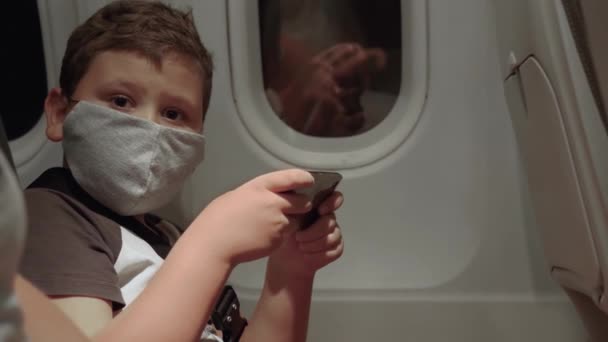 Niño enmascarado en avión — Vídeos de Stock