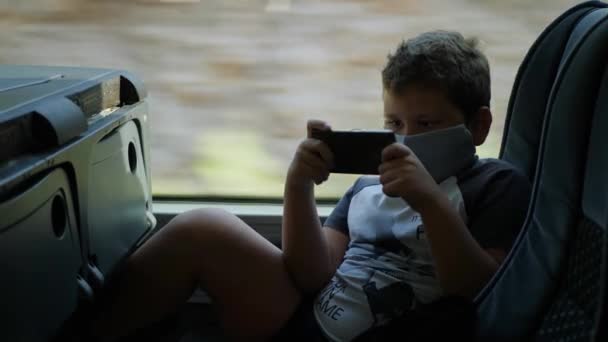 El chico se sienta en el autobús. — Vídeo de stock