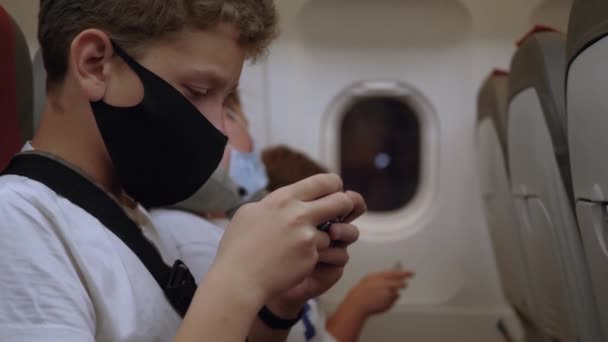 Adolescente en máscara en avión — Vídeos de Stock