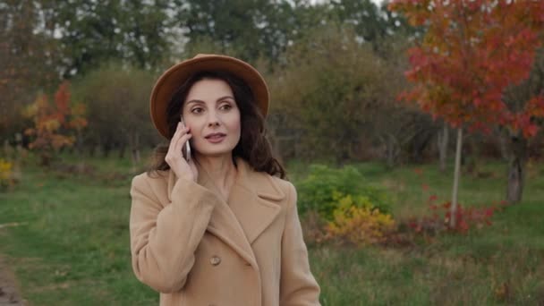Женщина говорит по телефону — стоковое видео