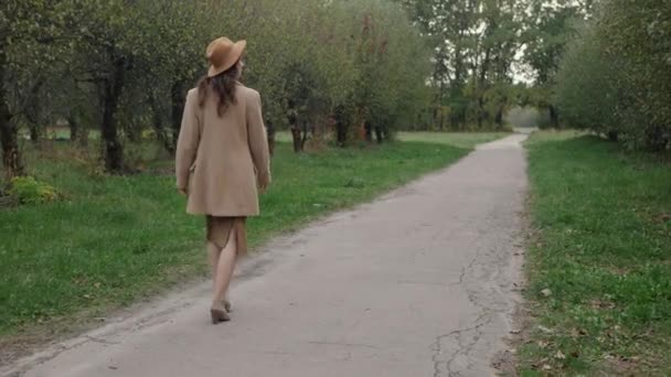 Donna in cappello e cappotto — Video Stock