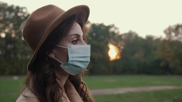 Mujer se quita la máscara — Vídeo de stock