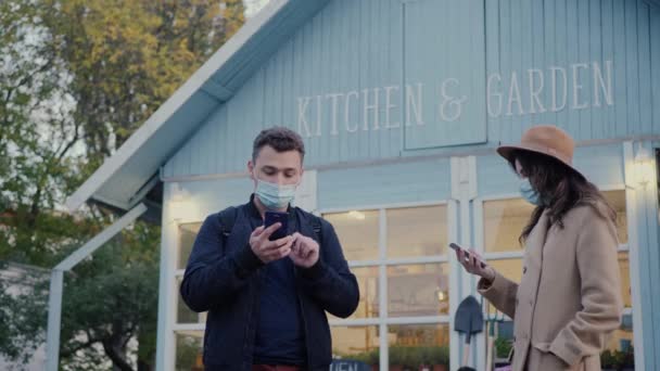 Pareja a distancia social — Vídeo de stock