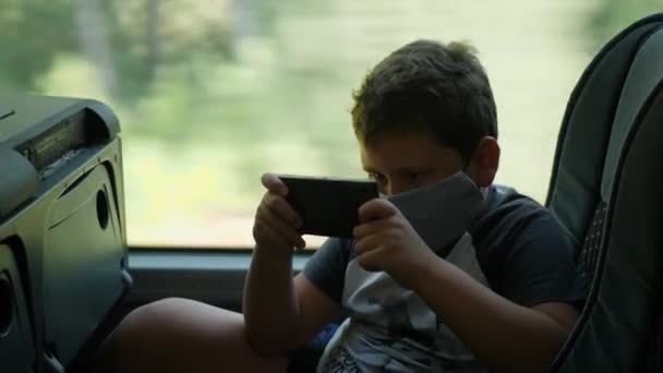 Niño niño se sienta en el autobús — Vídeo de stock