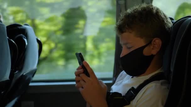Adolescente se sienta en el autobús — Vídeo de stock