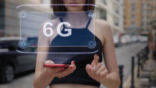Fiatal felnőtt kölcsönhatásba lép a 6G hologrammal — Stock videók