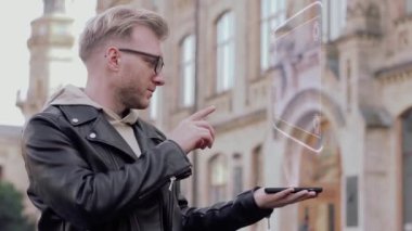 Akıllı genç adam hologramları gösteriyor.
