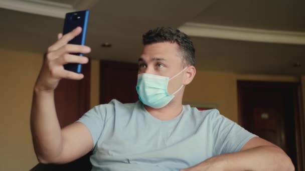 Muž bere selfie — Stock video