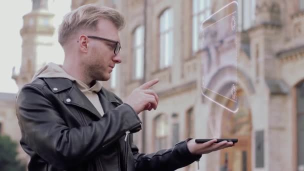 Joven inteligente muestra holograma nuevo trabajo — Vídeo de stock