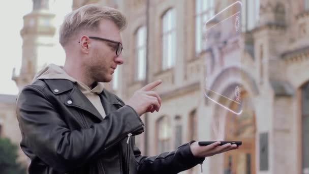 Smart νεαρός άνδρας δείχνει ολόγραμμα σε απευθείας σύνδεση 24 7 — Αρχείο Βίντεο