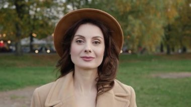 Şapkalı kadın konuşuyor.