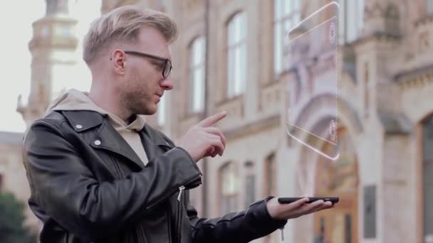 Inteligentny młody człowiek pokazuje hologram Soft Skills — Wideo stockowe