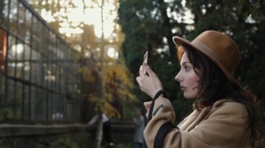 Güzel ruj sürüyorum.