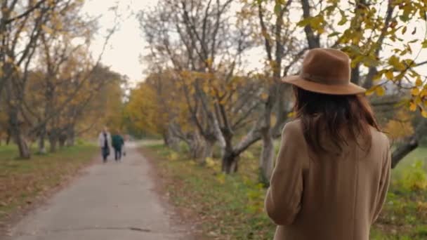 Kvinde i efteråret park – Stock-video
