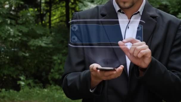 Empresario utiliza holograma con encuesta de texto — Vídeo de stock