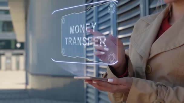 Бизнесвумен взаимодействует с HUD Money Transfer — стоковое видео