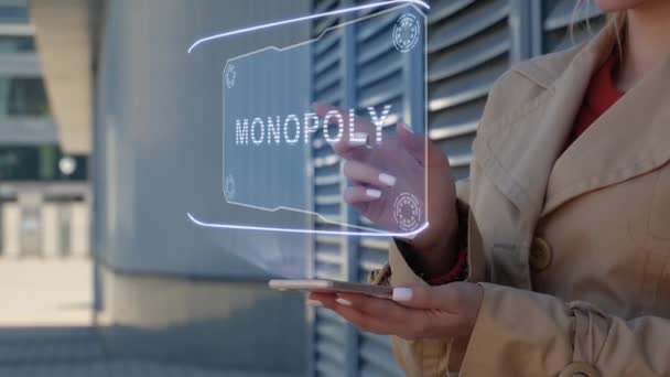 Geschäftsfrau interagiert mit HUD Monopoly — Stockvideo