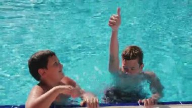 Çocuk baş parmağını gösteriyor.