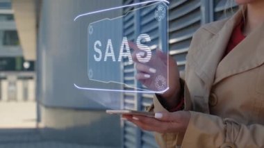 İş kadını HUD SaaS ile iletişim kuruyor