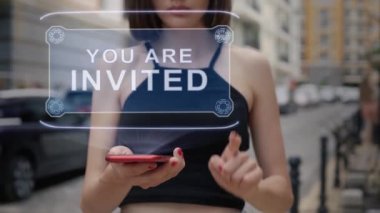 Genç yetişkinler hologramı etkiler. Davetlisiniz.