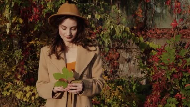 Жінка тримає листя — стокове відео
